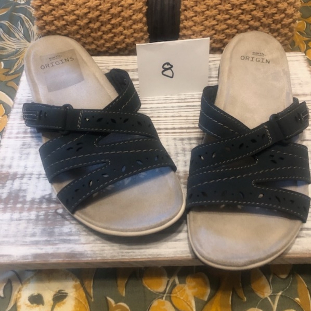 Earth Origin slide on sandles size 8